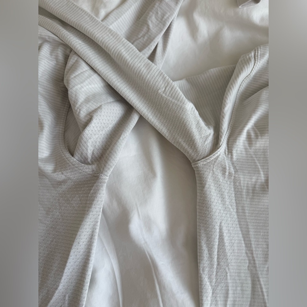 TWO 2️⃣ Lululemon Swiftly Relaxed Long-Sleeve Shirts
Hip Length - Picture 8 of 10